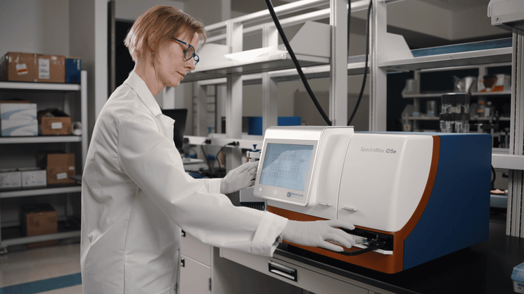 Scientist using SpectraMax iD3s/iD5e Microplate Rreader