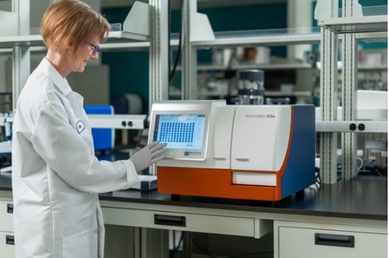 Scientist using SpectraMax iD5e Microplate Rreader