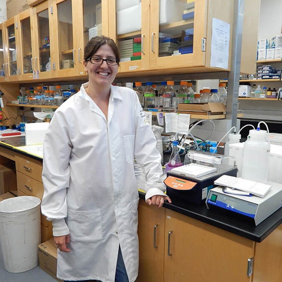 Kaitlin Murphy, Doctoral Candidate at Leach Laboratory uses the MultiWash washer